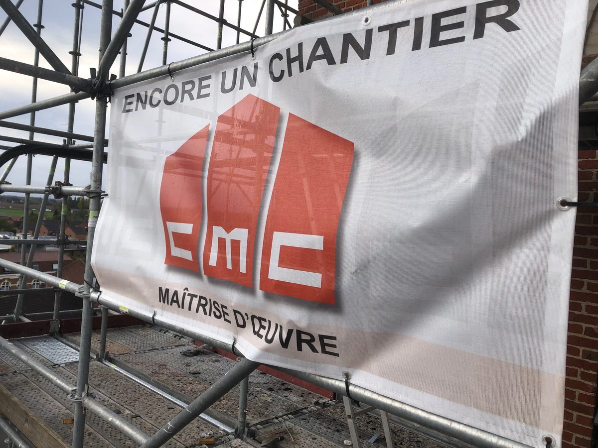 Bâche CMC Maîtrise d'Œuvre « Encore un chantier » sur un échafaudage