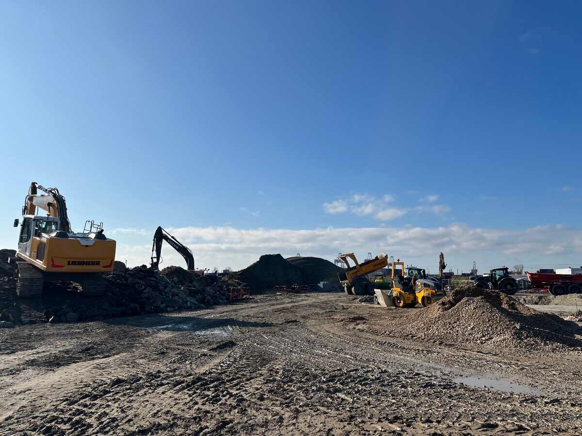 Chantier de terrassement piloté par CMC Maîtrise d'Œuvre — pelles Liebherr et Volvo en activité