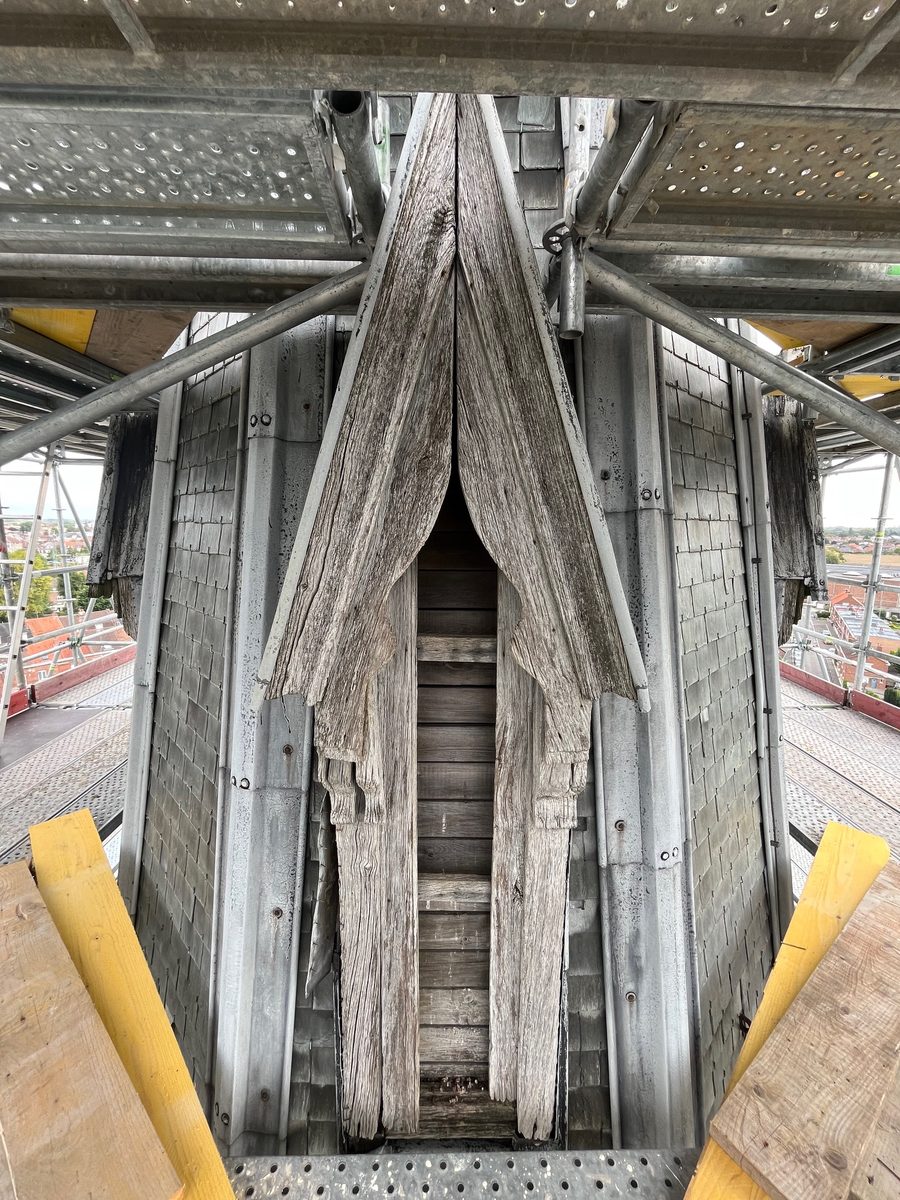 Bois et ardoises dégradés du clocher relevés avant restauration