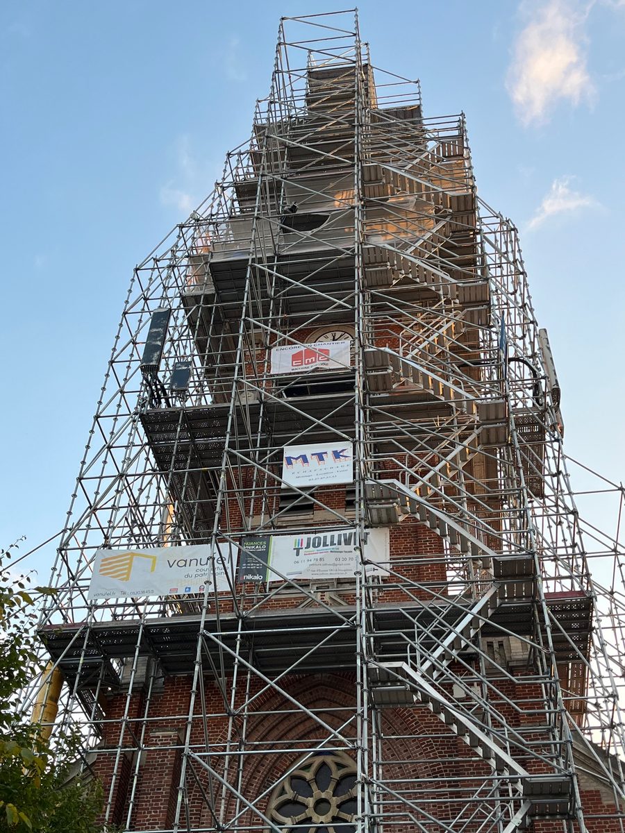 Le clocher de l'église Notre-Dame de Lourdes entièrement échafaudé