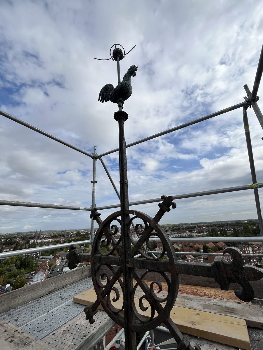 Le coq et la croix reposés au sommet du clocher, panorama sur le village