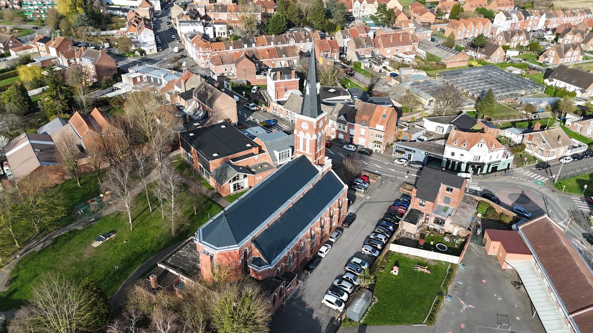 Vue aérienne de l'église et de sa toiture neuve dans le village