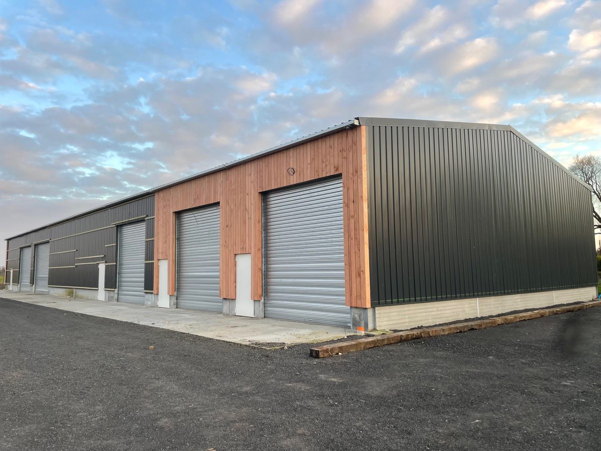 Bâtiment agricole livré · bardage anthracite et portes sectionnelles