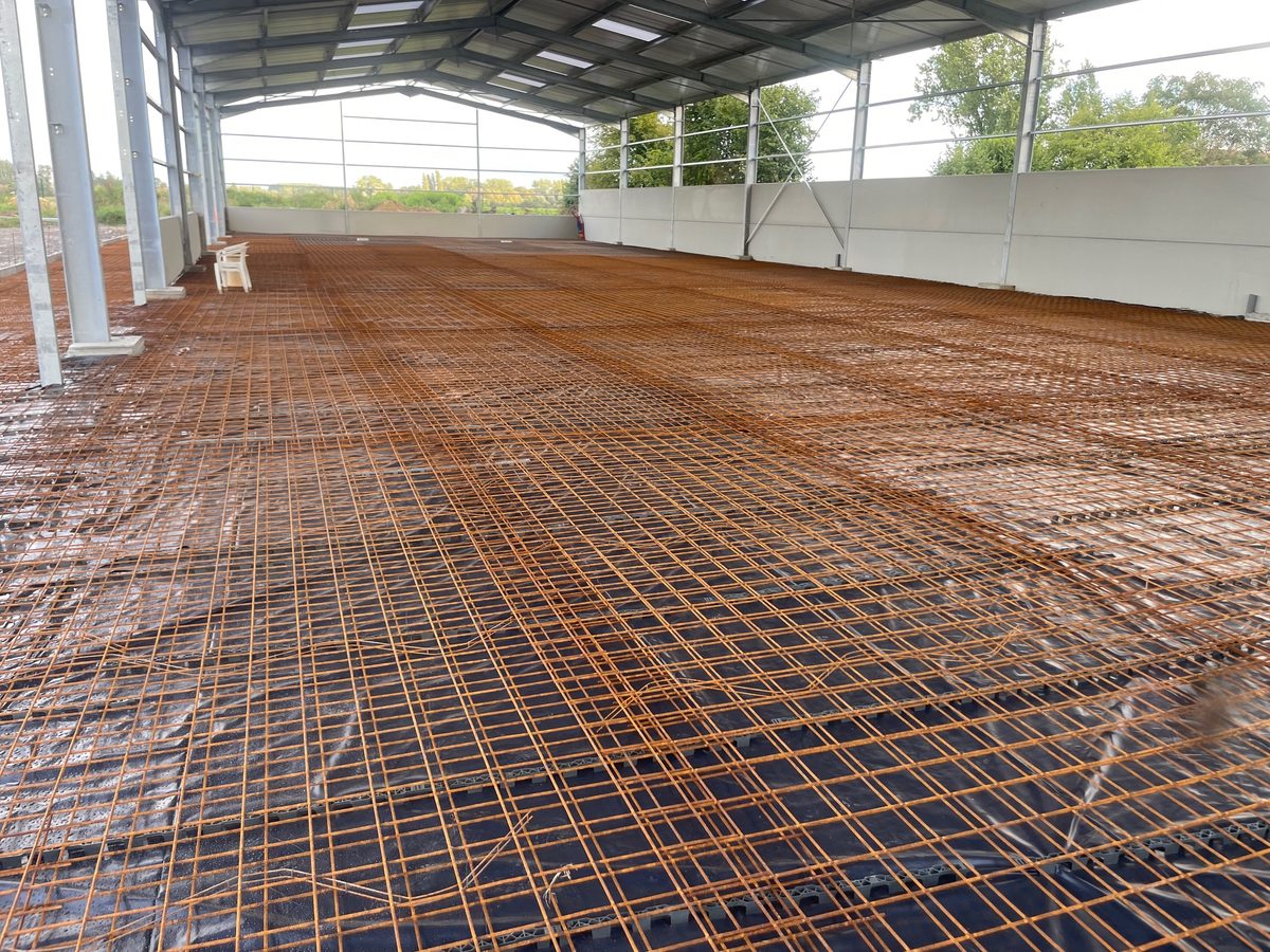 Treillis du dallage en béton armé avant coulage