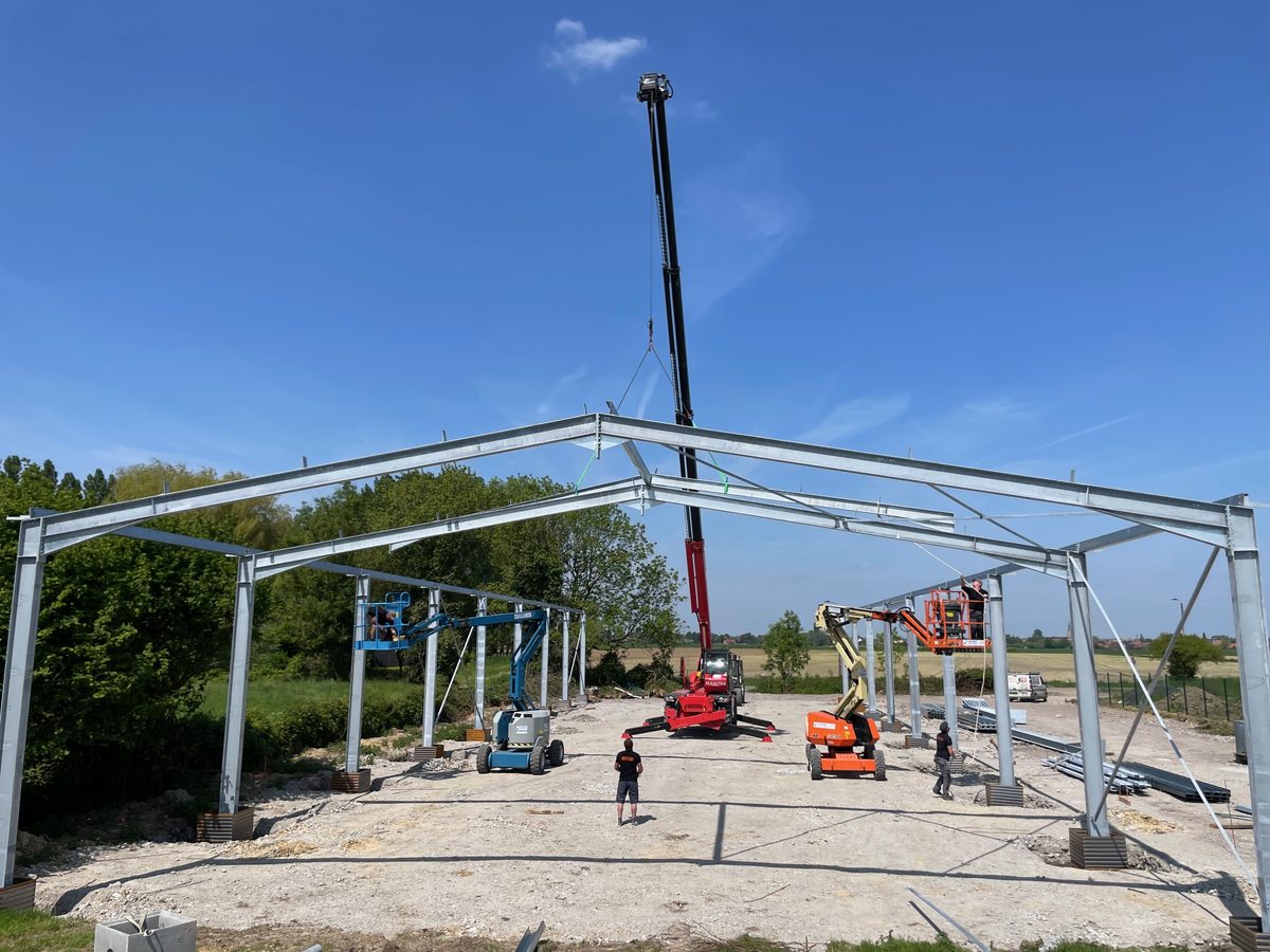 Levage d'un portique de la charpente métallique à la grue