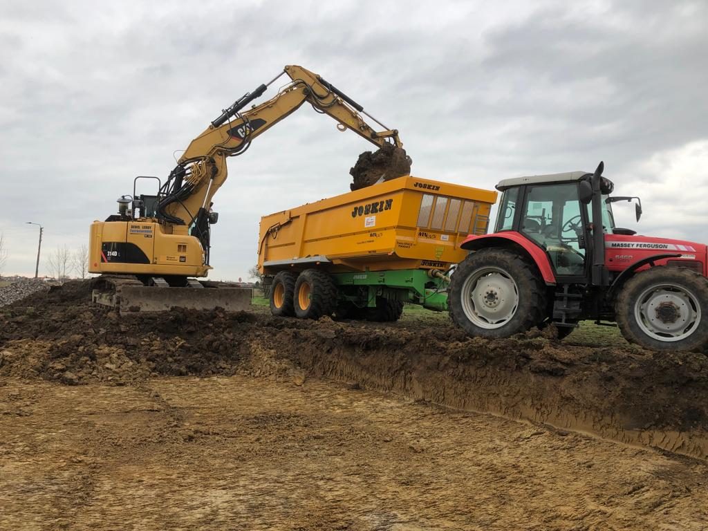 Terrassement de la plateforme · pelle et tracteur benne