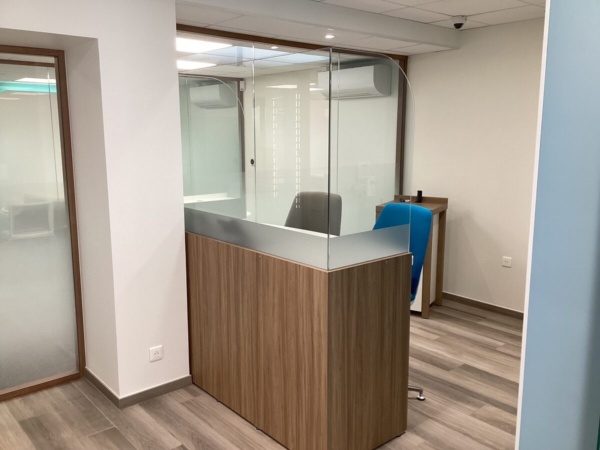 Bureau confidentiel d'une agence avec mur d'accent et mobilier livré