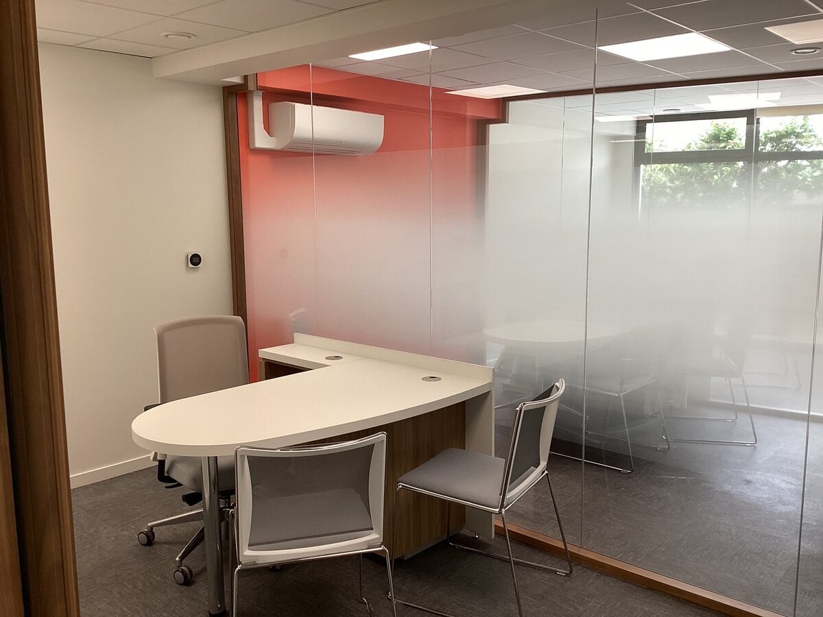Couloir avec parois vitrées et éclairage LED d'ambiance