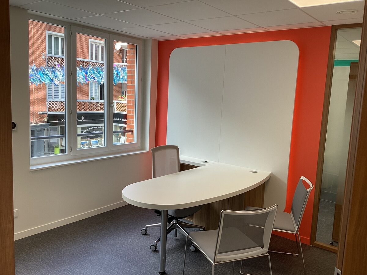 Façade rénovée d'une agence Crédit Agricole, illustration des chantiers livrés par CMC Maîtrise d'Œuvre