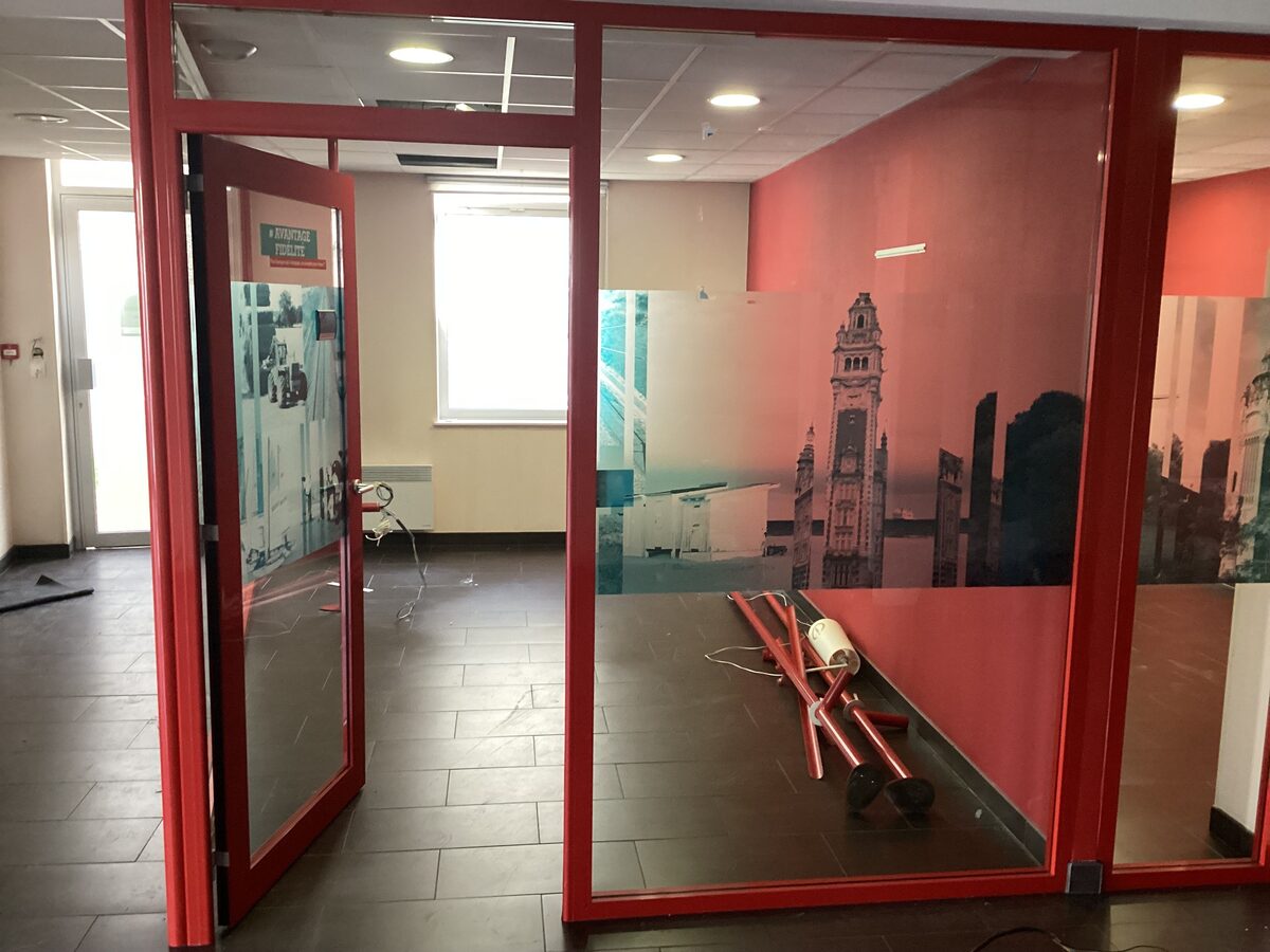 Détail de jonction entre parquet, carrelage et moquette avec bande podotactile