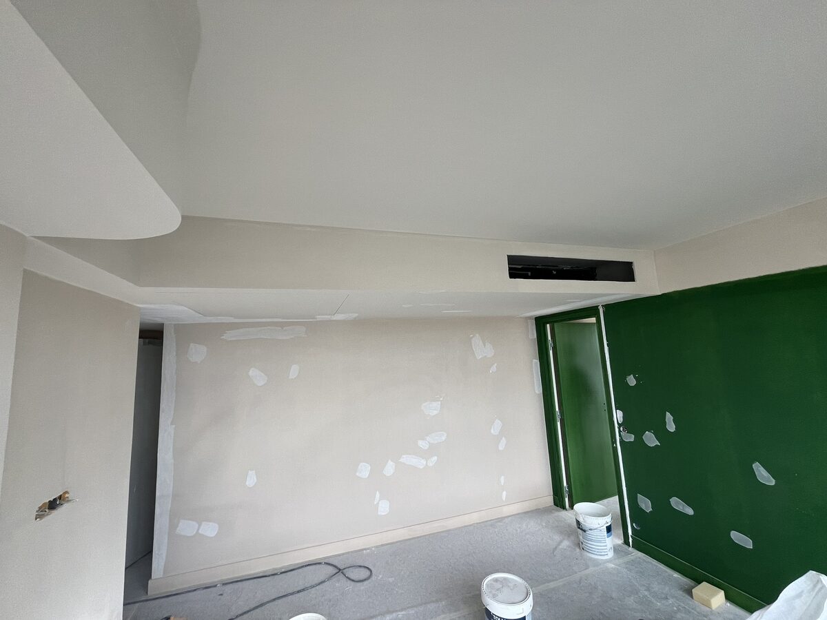 Chambre en cours — placo brut, mur peint vert