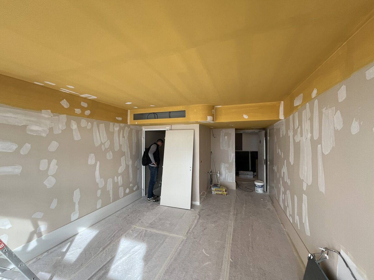 Espace en cours — plafond peint, gaine technique apparente