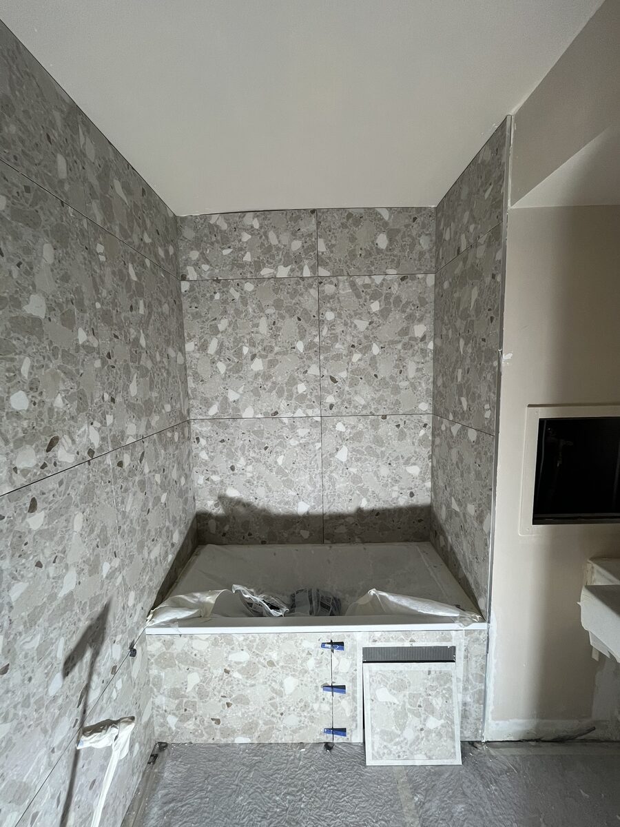 Salle de bain en cours — baignoire en place, faïence posée