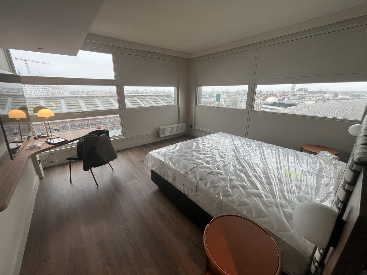 Chambre avec baies vitrées et vue sur Paris
