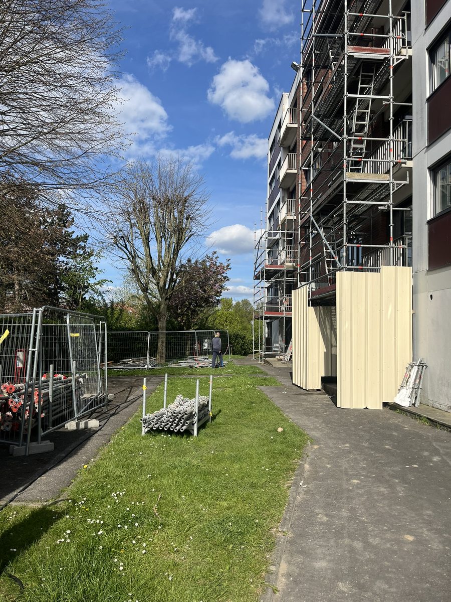 Échafaudages et emprise chantier en pied de façade de la résidence