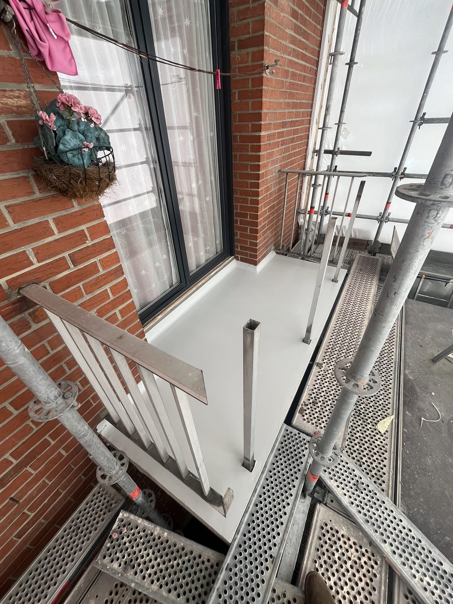 Étanchéité résine appliquée sur un balcon, garde-corps en attente de repose