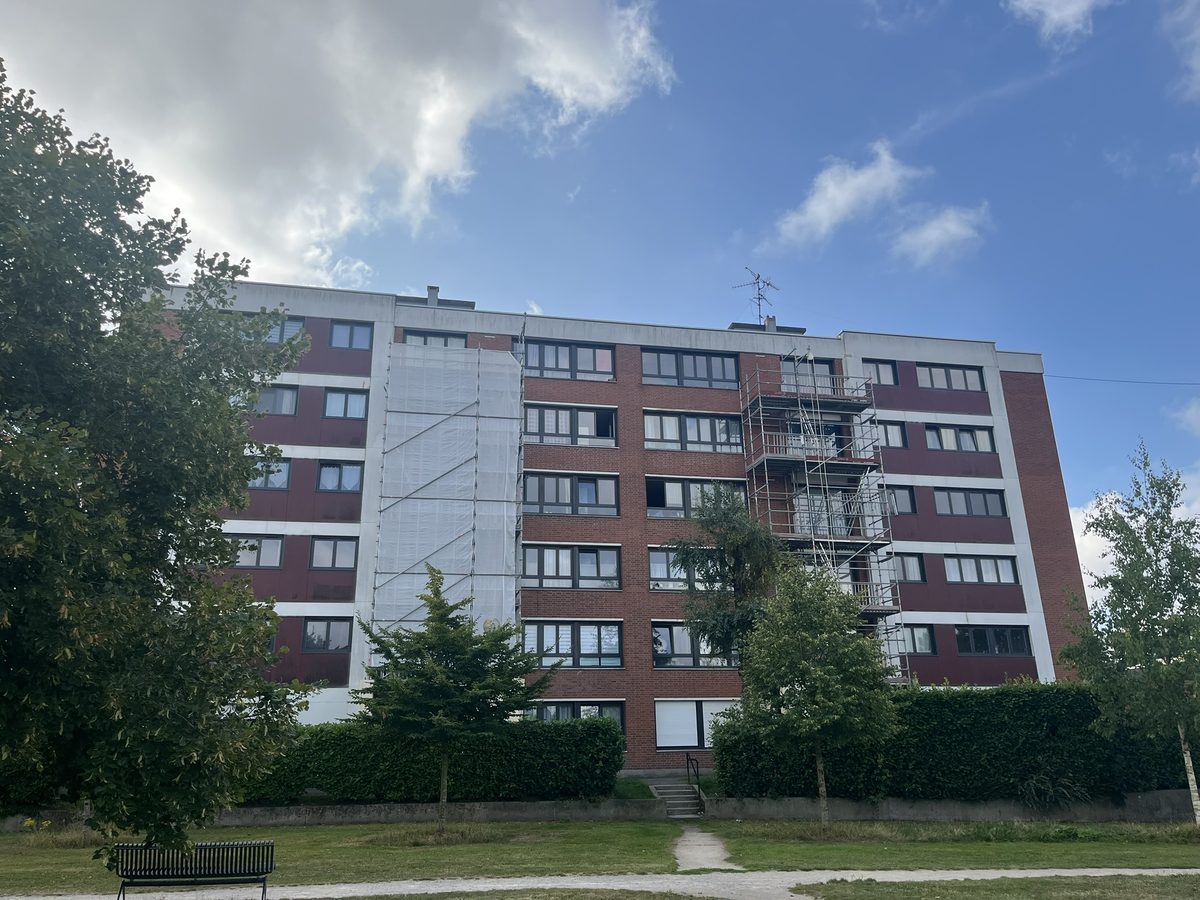 Résidence Les Chauffours sous échafaudages pendant la réparation des balcons