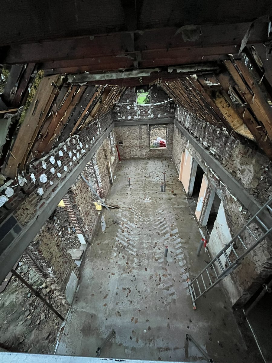 Intérieur de l'ancienne ferme avant travaux, couverture déposée