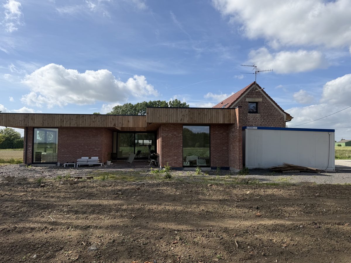 Façade côté jardin : brique et extension à bardage bois, fin de chantier