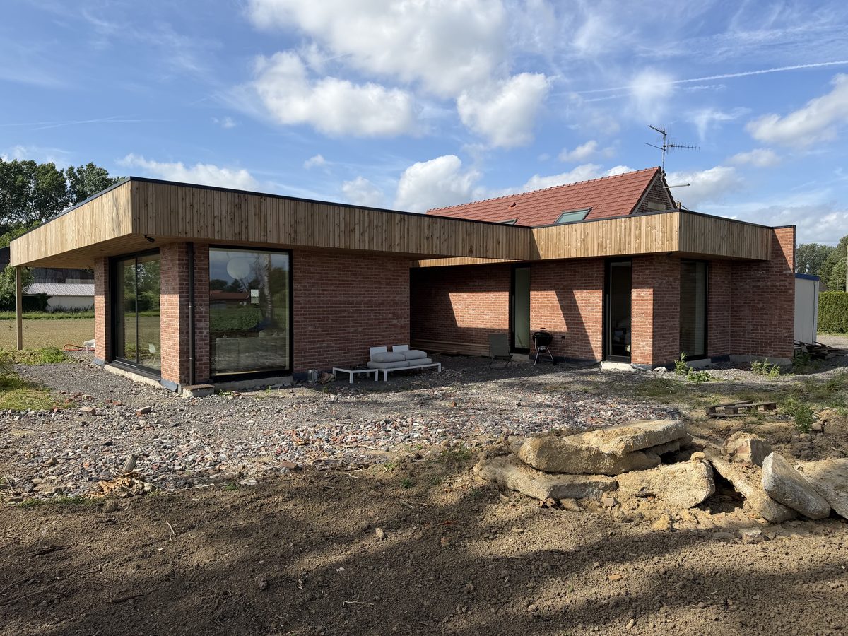 L'ancienne ferme rénovée à Fromelles et son extension en bois, livrées