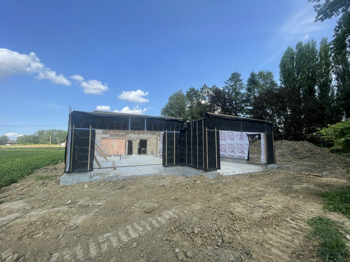 Murs montés protégés par le pare-pluie