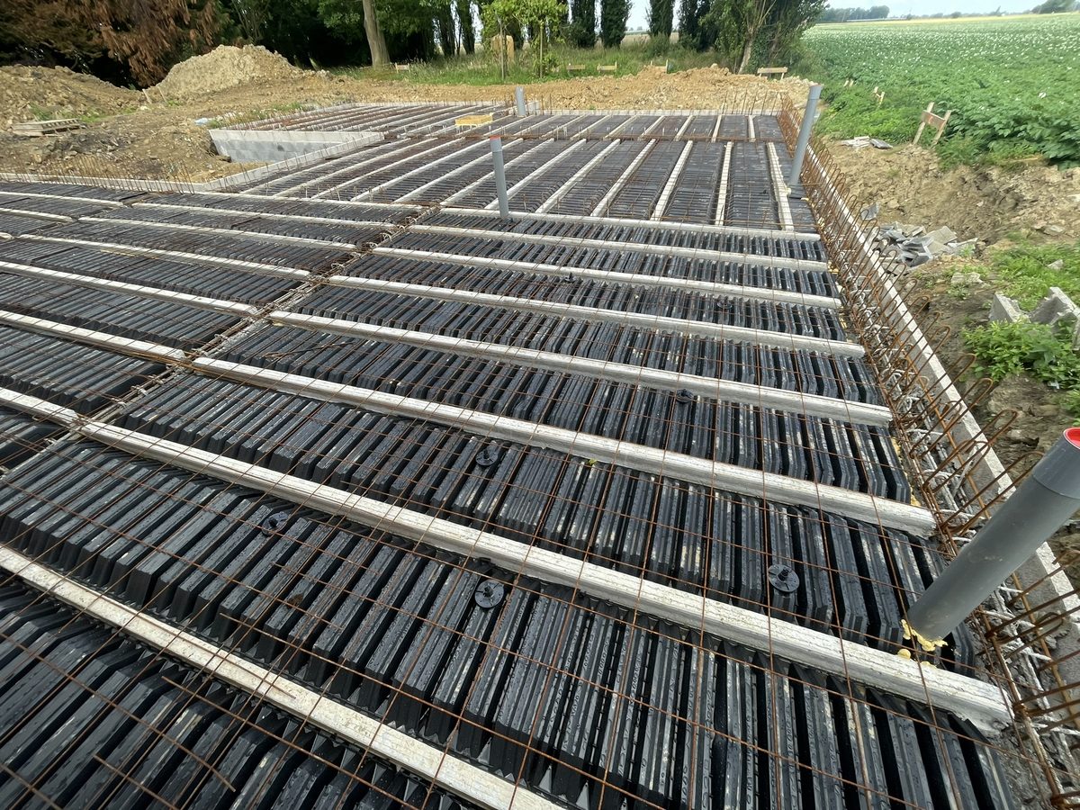 Plancher poutrelles et hourdis en cours de pose