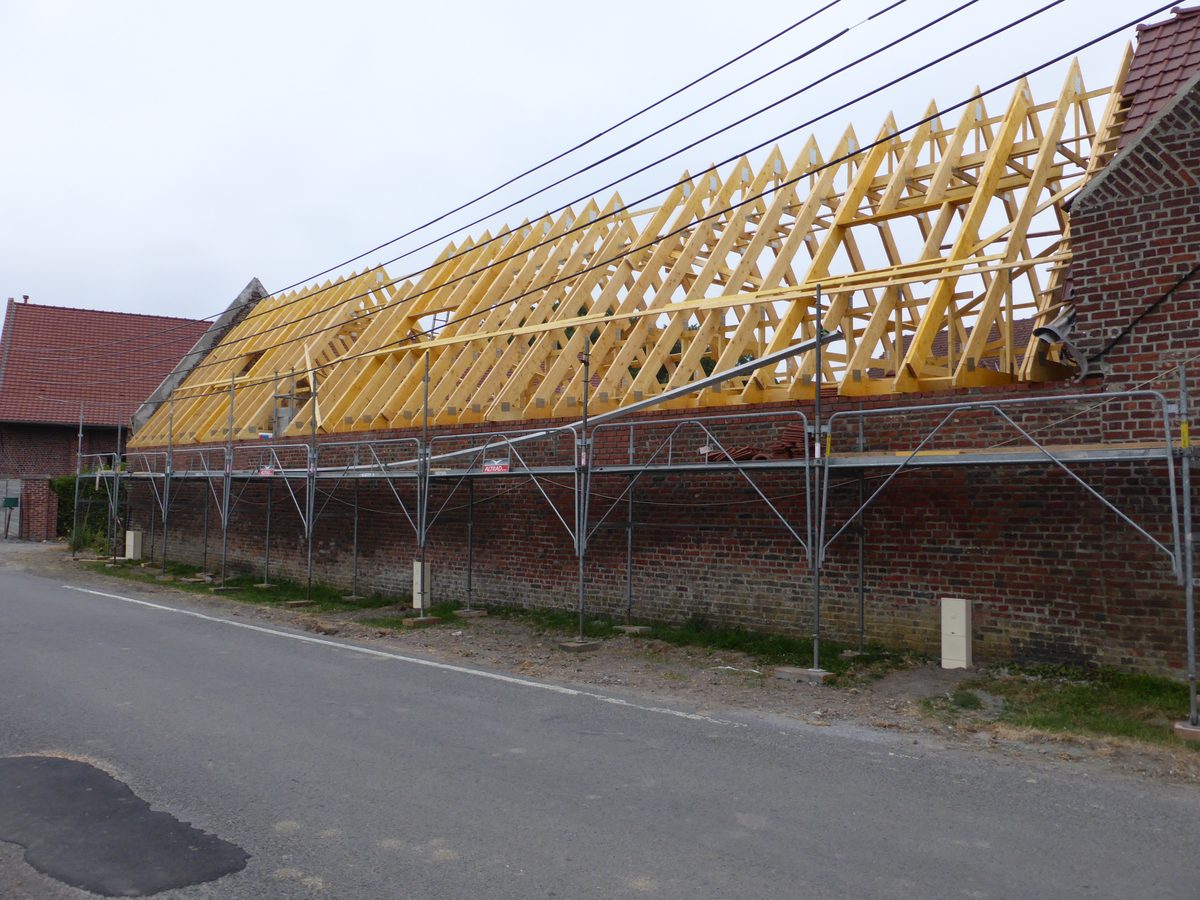 Charpentes neuves posées sur le long bâtiment côté rue