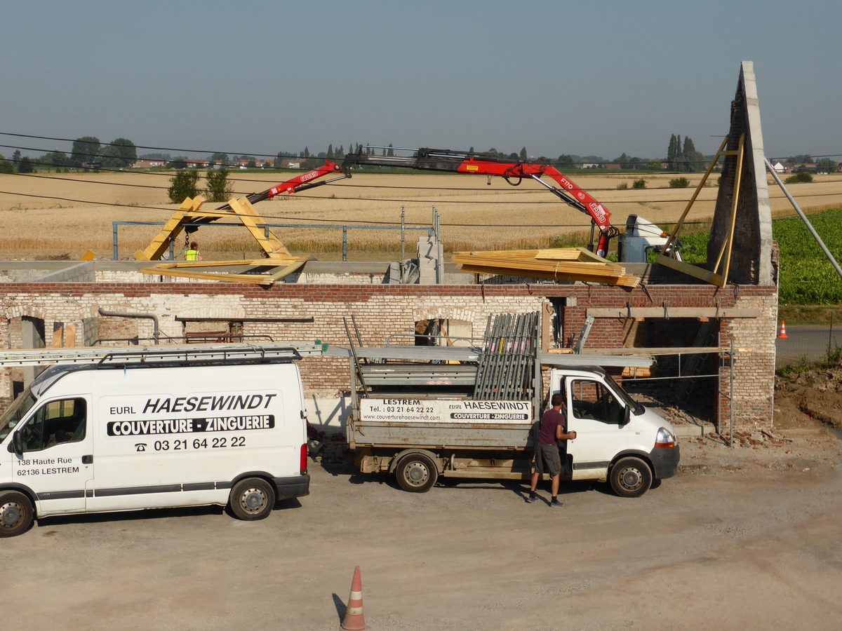 Levage des éléments de charpente neufs à la grue