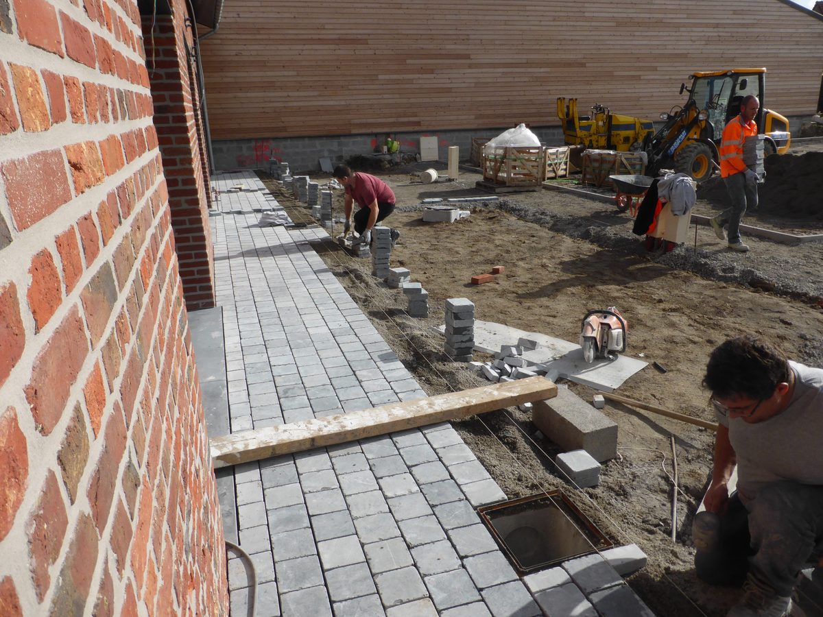 Pose des pavés des terrasses et accès