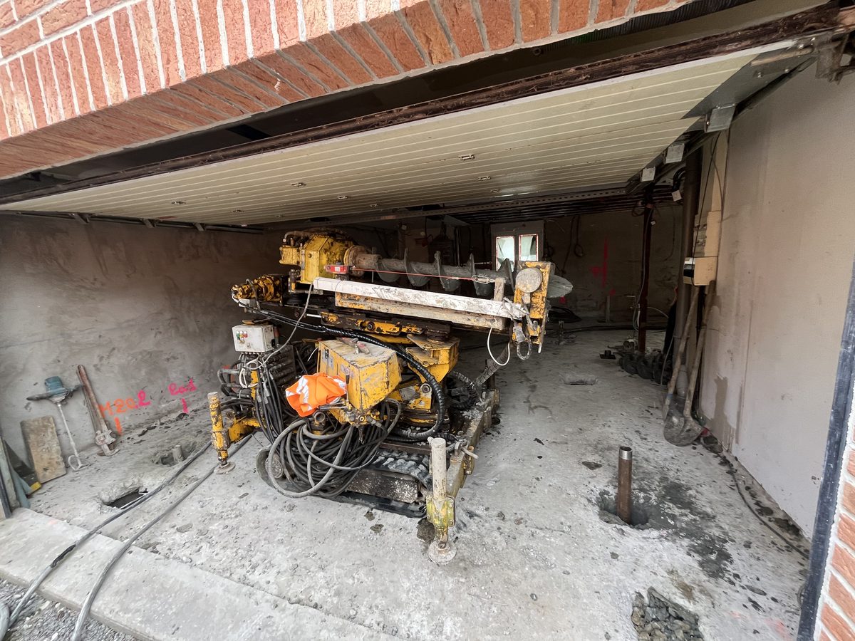 Machine de forage compacte installée dans le garage du pavillon