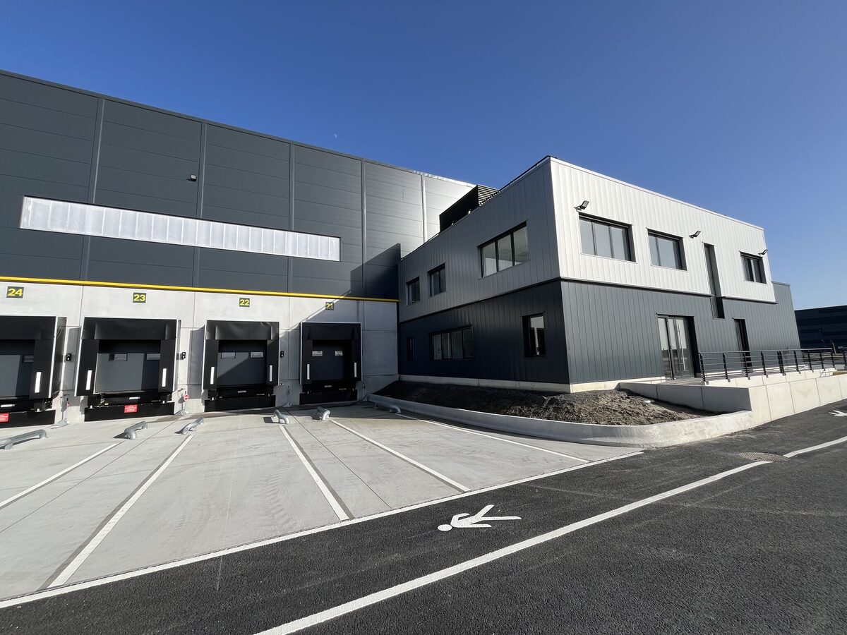 Bureaux d'exploitation en bardage anthracite côté quais
