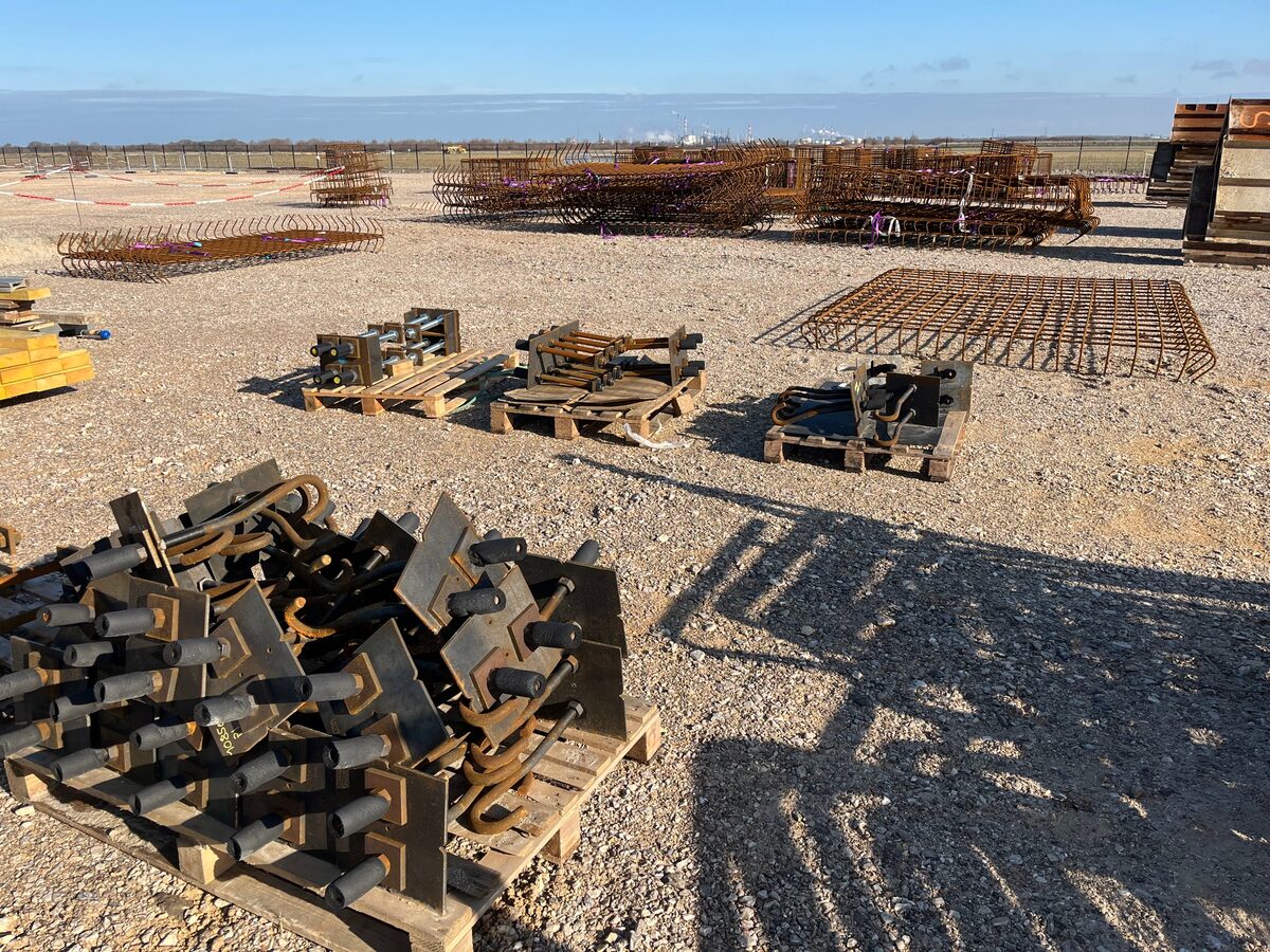 Aire de stockage chantier avec ferraillages et éléments métalliques