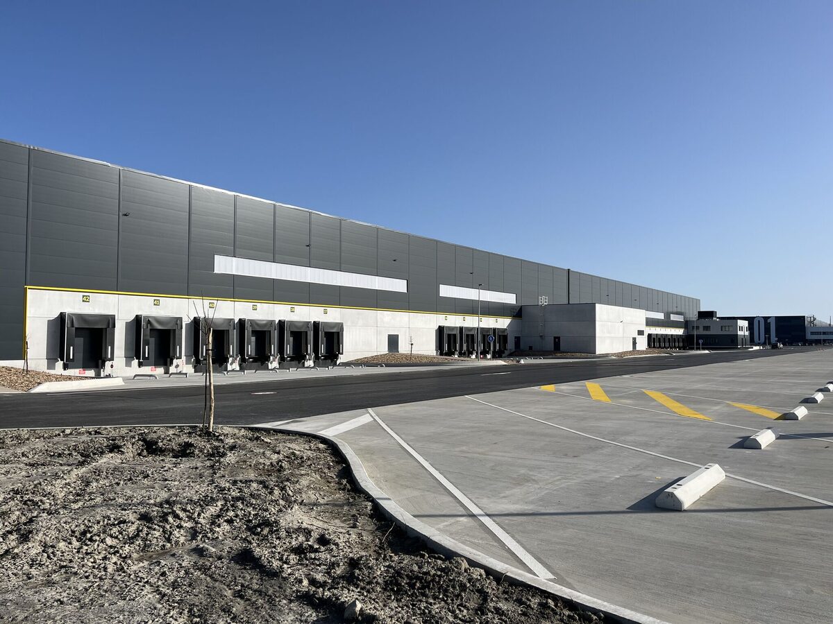 Intérieur de la halle — charpente métallique, éclairage LED, désenfumage
