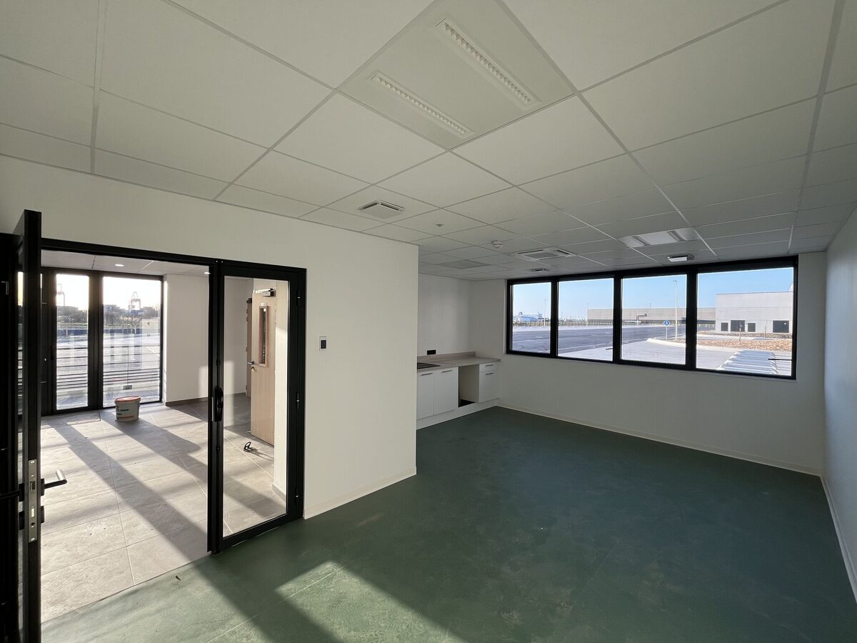 Voie ferrée longeant un quai couvert latéral du bâtiment