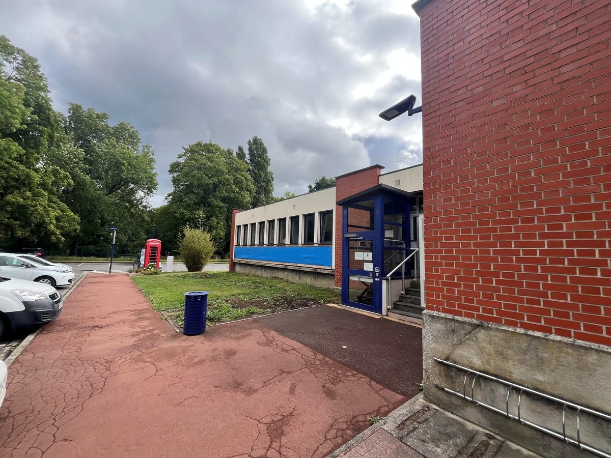 Bâtiment annexe de la mairie de La Chapelle-d'Armentières et son accès