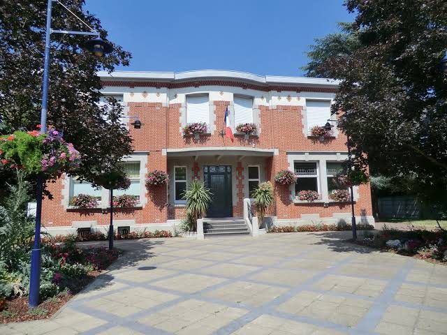 Façade de la mairie de La Chapelle-d'Armentières