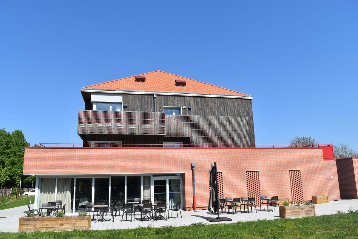 Vue extérieure de la Résidence Domaine du Lac · brique rouge et terrasses