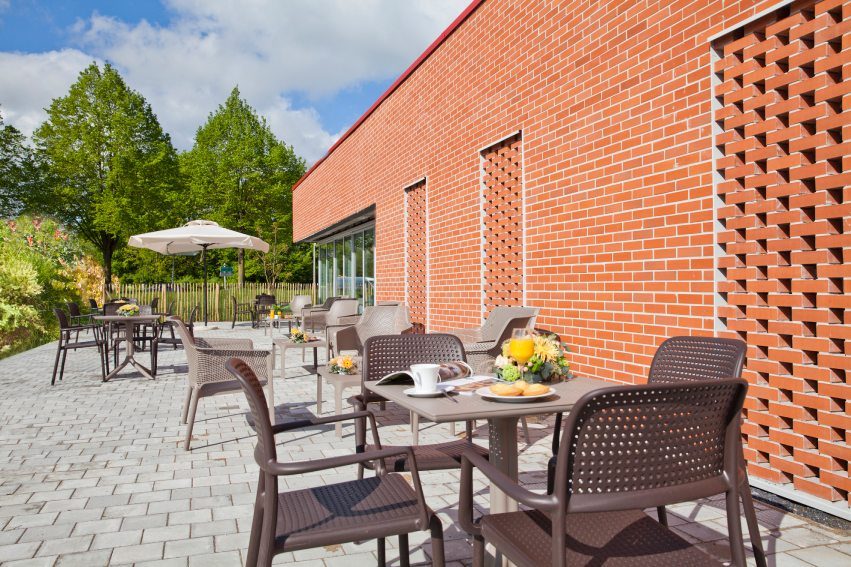 Terrasse extérieure de la résidence avec mobilier
