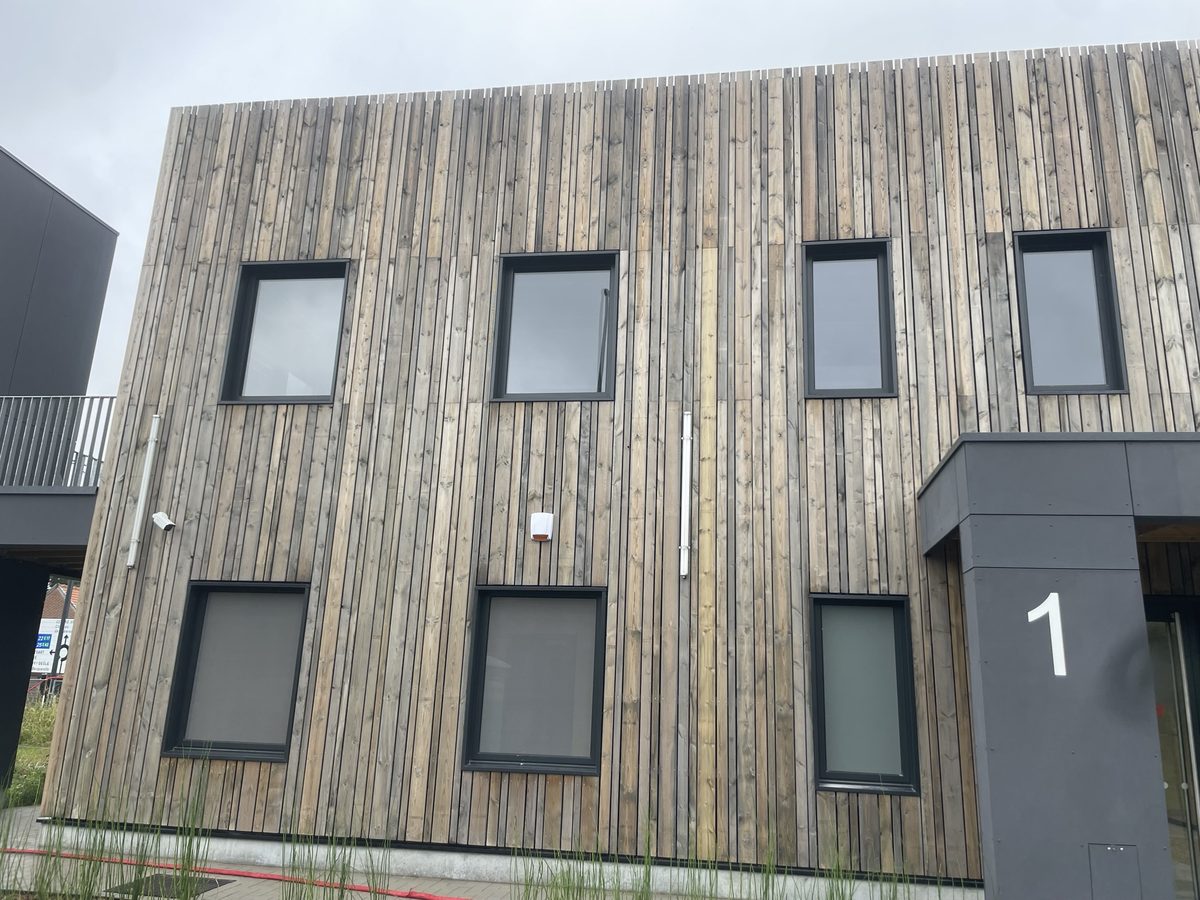 Façade R+1 en bardage bois du bâtiment Screwfix
