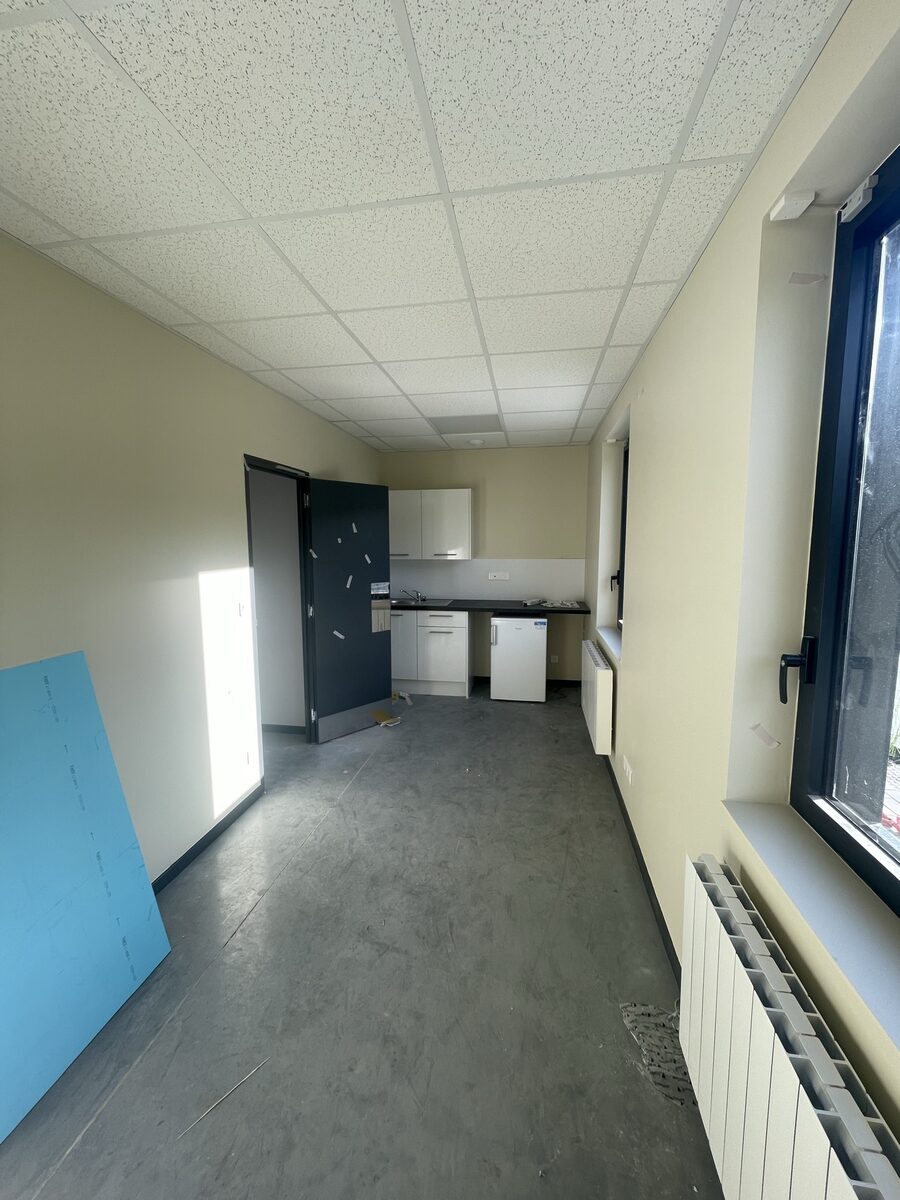 Chantier en cours avec marquage de sécurité et coffret électrique de chantier
