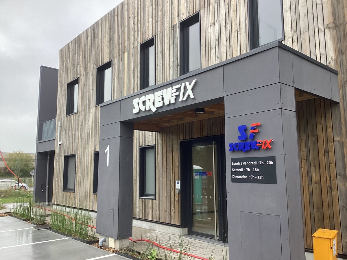 Magasins Screwfix livré · bardage bois et enseigne