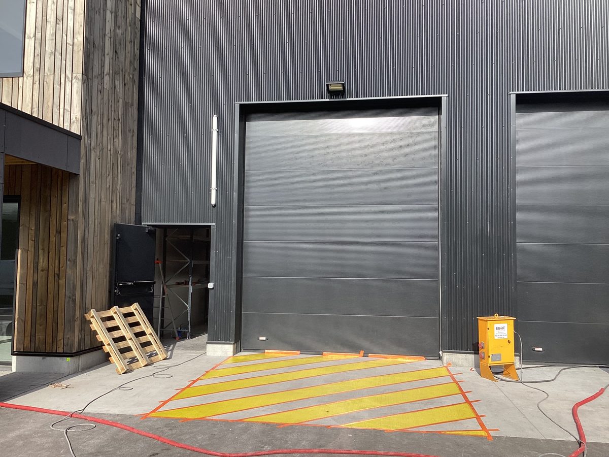 Portes sectionnelles et marquage de sécurité au sol