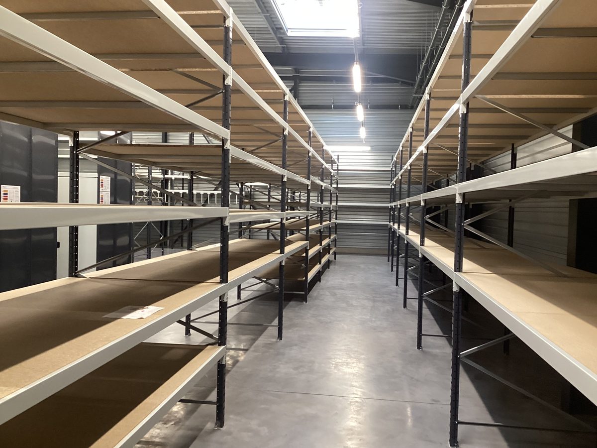 Rayonnages neufs de la zone de stockage et de vente